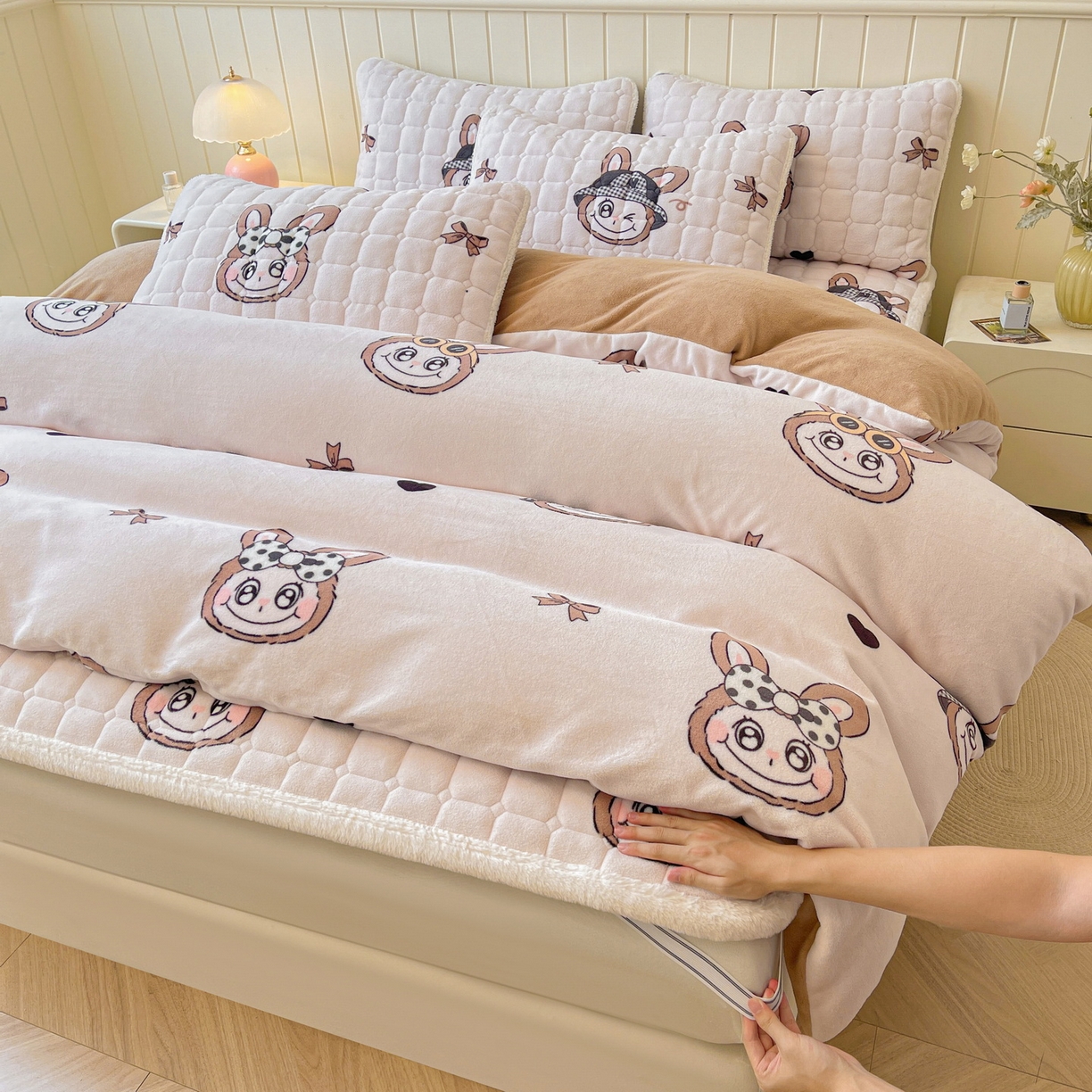 91家纺网 家纺一手货源 找家纺 LIFE.丽芙 2025秋冬新款A类牛奶绒加厚夹棉床褥垫+被套组合四件套 趣多多