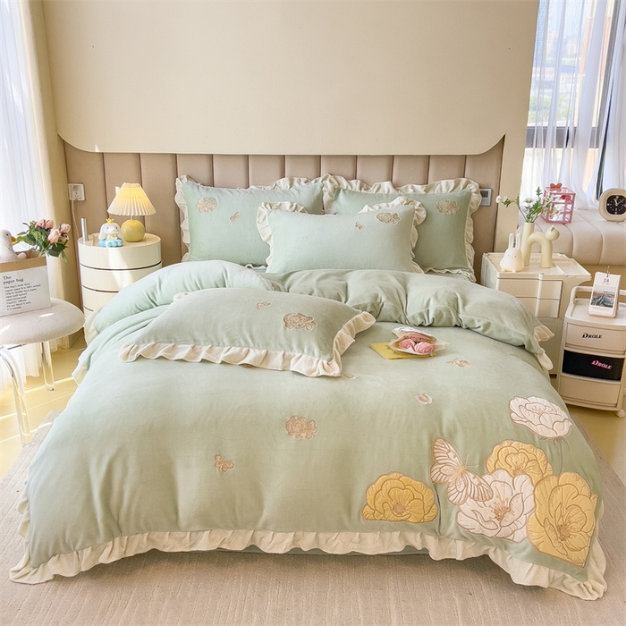 91家纺网 家纺一手货源 找家纺 曲之慕 2025新款韩版牛奶绒花朵贴布绣四件套 花韵-抹茶绿