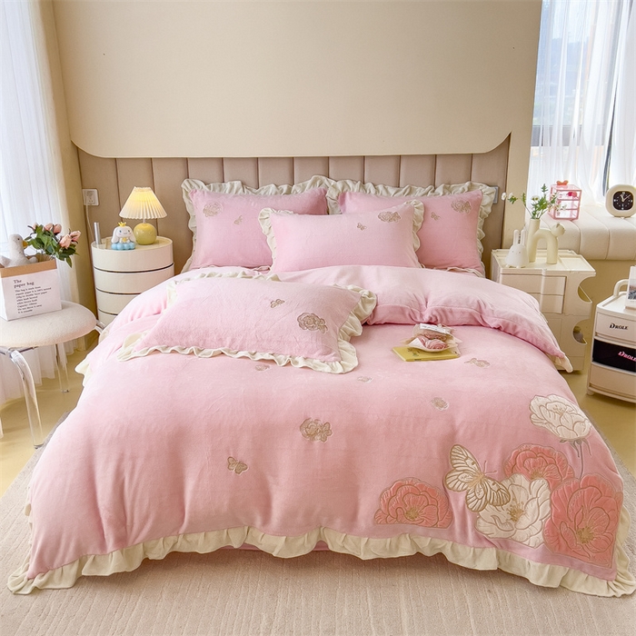 91家纺网 家纺一手货源 找家纺 （总）曲之慕 2025新款韩版牛奶绒花朵贴布绣四件套