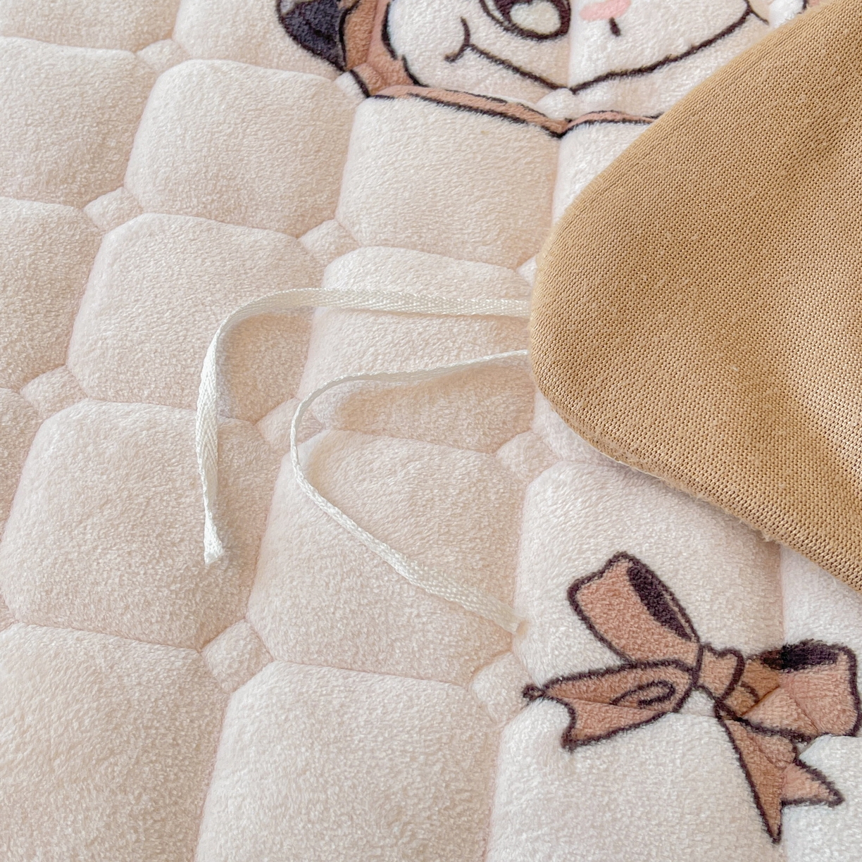 91家纺网 家纺一手货源 找家纺 LIFE.丽芙 2025秋冬新款A类牛奶绒加厚夹棉床褥垫+被套组合四件套 趣多多