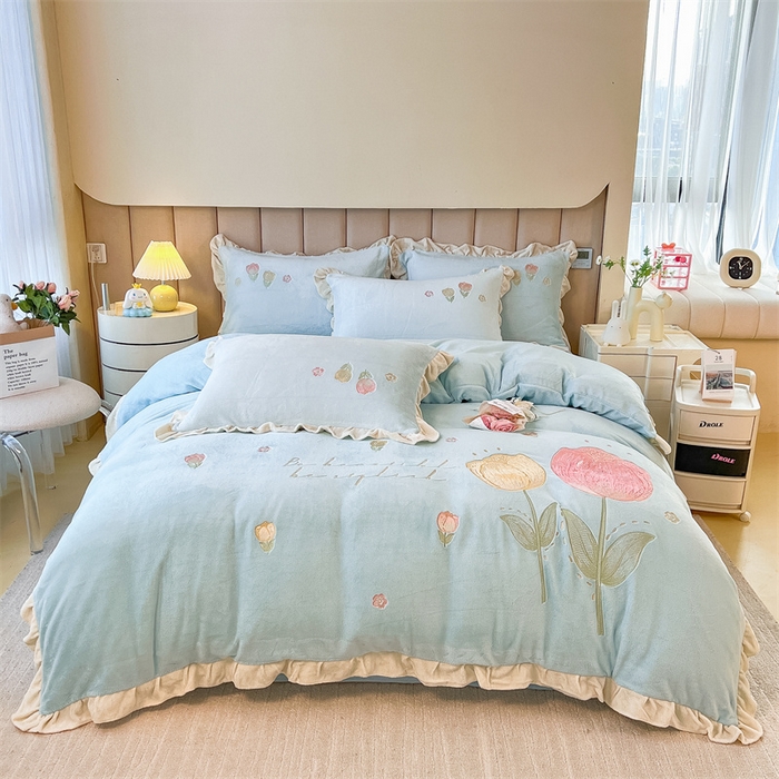 91家纺网 家纺一手货源 找家纺 （总）曲之慕 2025新款韩版牛奶绒花朵贴布绣四件套