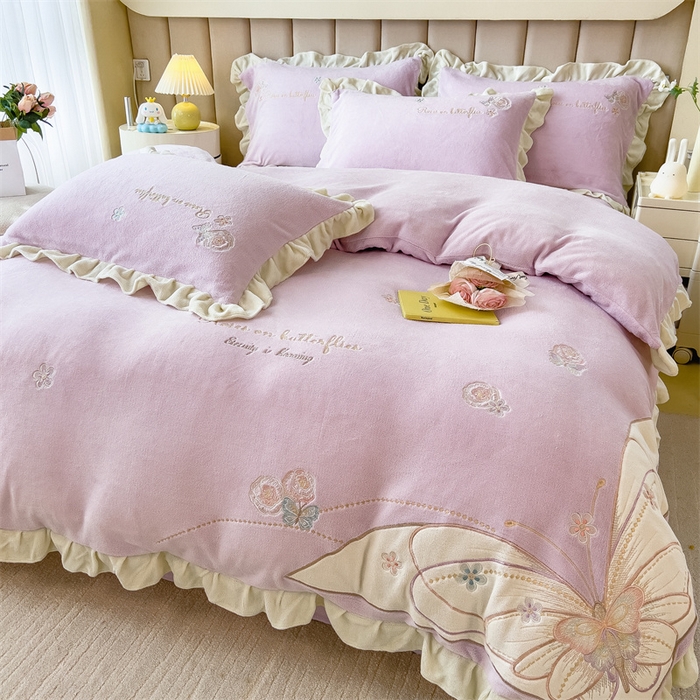 91家纺网 家纺一手货源 找家纺 曲之慕 2025新款韩版牛奶绒花朵贴布绣四件套 蝶舞-典雅紫