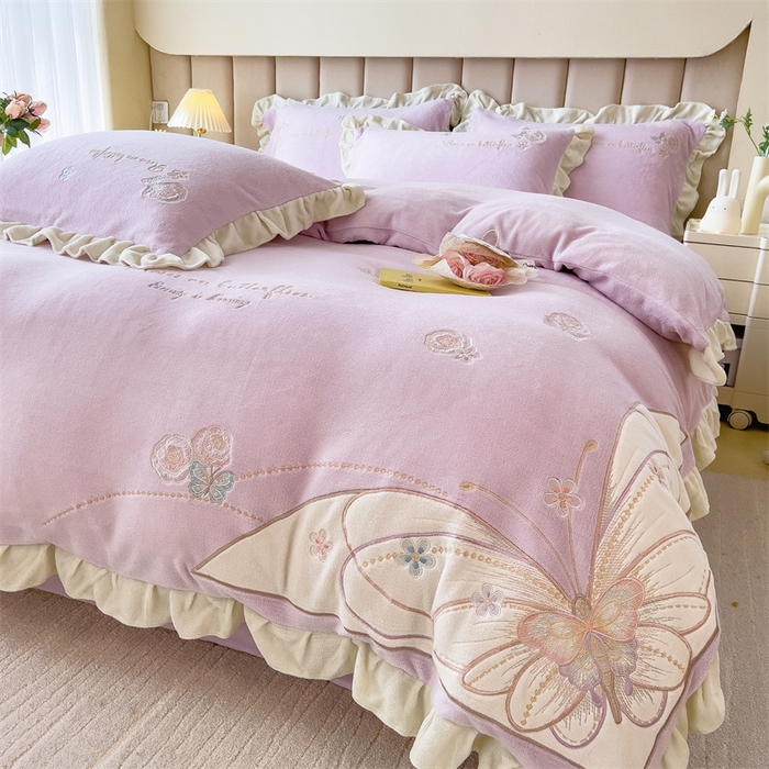 91家纺网 家纺一手货源 找家纺 曲之慕 2025新款韩版牛奶绒花朵贴布绣四件套 蝶舞-典雅紫