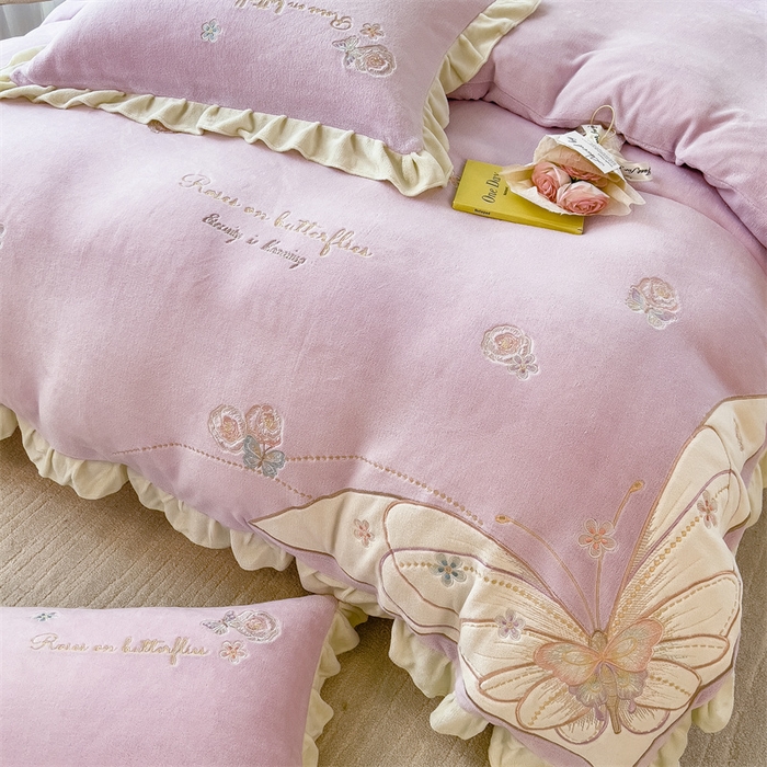 91家纺网 家纺一手货源 找家纺 曲之慕 2025新款韩版牛奶绒花朵贴布绣四件套 蝶舞-典雅紫