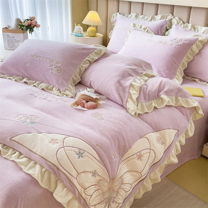 91家纺网 家纺一手货源 找家纺 曲之慕 2025新款韩版牛奶绒花朵贴布绣四件套 蝶舞-典雅紫