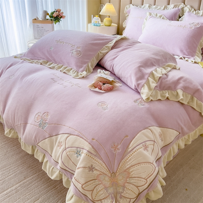 91家纺网 家纺一手货源 找家纺 曲之慕 2025新款韩版牛奶绒花朵贴布绣四件套 蝶舞-典雅紫