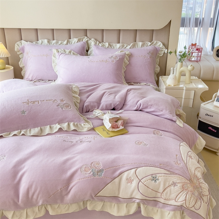 91家纺网 家纺一手货源 找家纺 曲之慕 2025新款韩版牛奶绒花朵贴布绣四件套 蝶舞-典雅紫