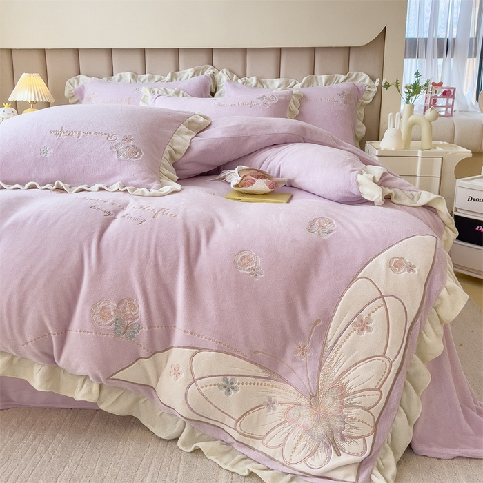 91家纺网 家纺一手货源 找家纺 曲之慕 2025新款韩版牛奶绒花朵贴布绣四件套 蝶舞-典雅紫