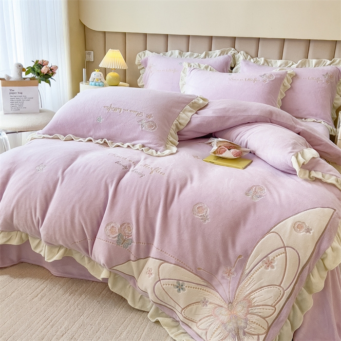 91家纺网 家纺一手货源 找家纺 曲之慕 2025新款韩版牛奶绒花朵贴布绣四件套 蝶舞-典雅紫