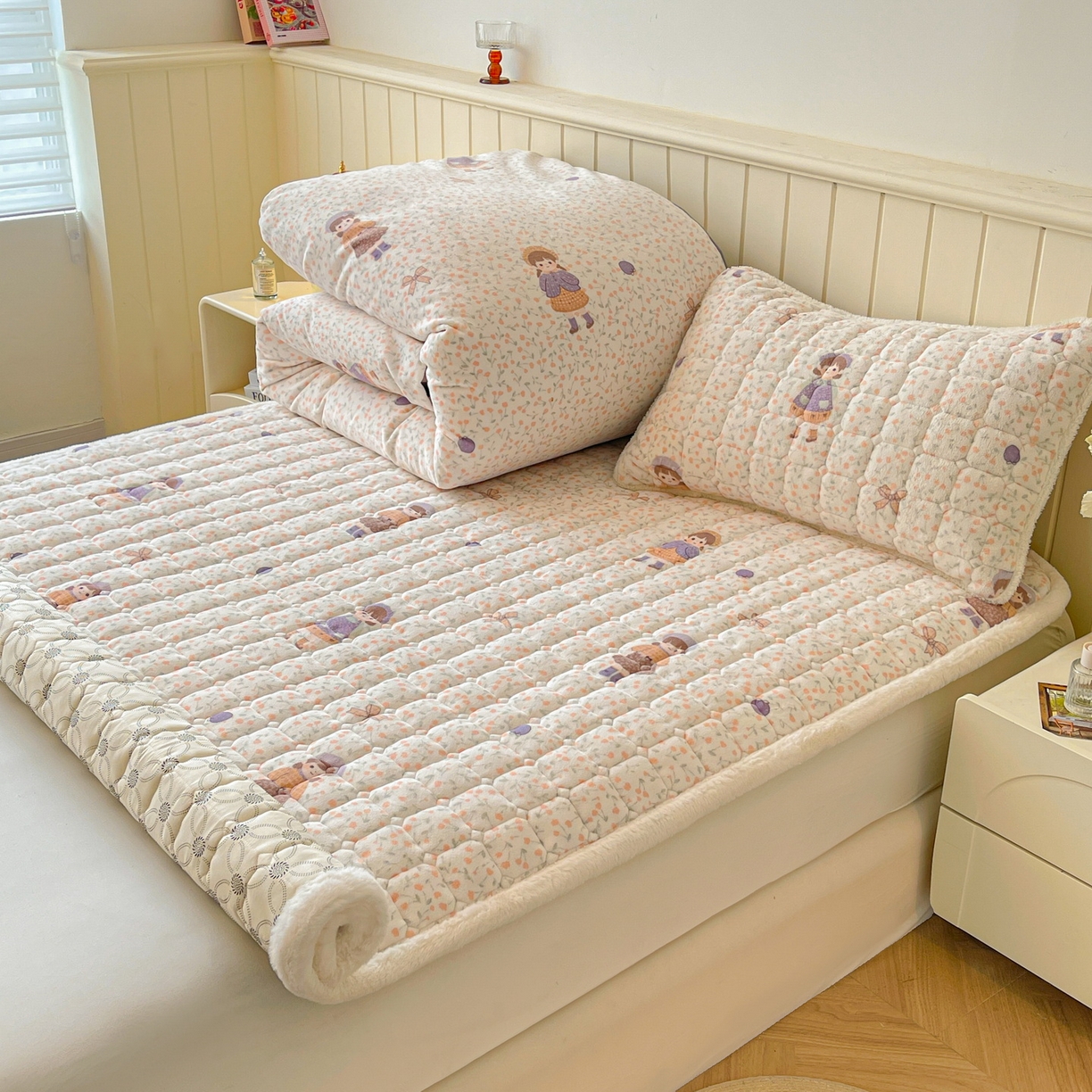 91家纺网 家纺一手货源 找家纺 LIFE.丽芙 2025秋冬新款A类牛奶绒加厚夹棉床褥垫+被套组合四件套 甜美女孩