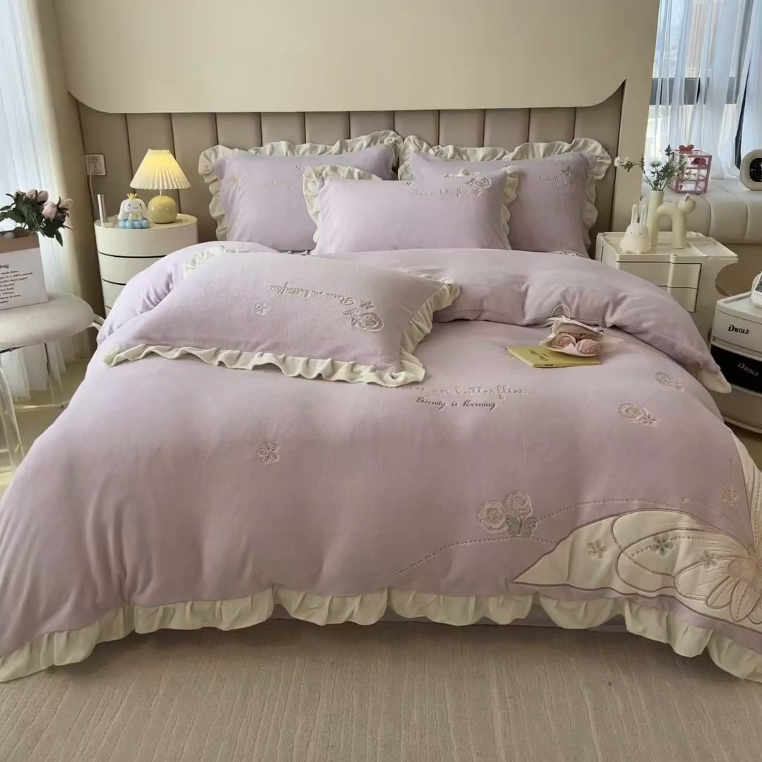 91家纺网 家纺一手货源 找家纺 曲之慕 2025新款韩版牛奶绒花朵贴布绣四件套 蝶舞-典雅紫