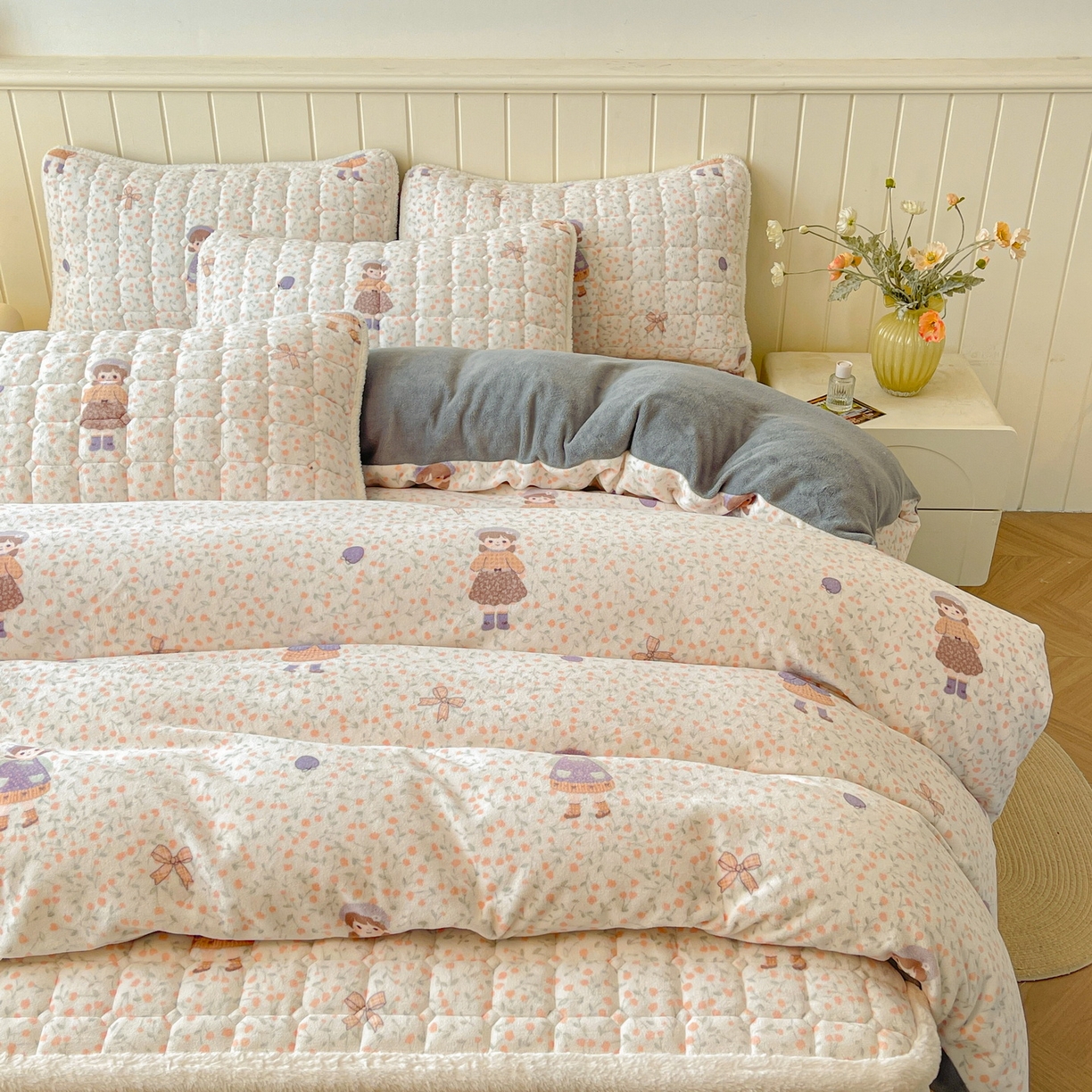 91家纺网 家纺一手货源 找家纺 LIFE.丽芙 2025秋冬新款A类牛奶绒加厚夹棉床褥垫+被套组合四件套 甜美女孩