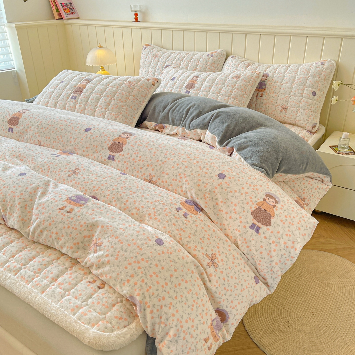 91家纺网 家纺一手货源 找家纺 LIFE.丽芙 2025秋冬新款A类牛奶绒加厚夹棉床褥垫+被套组合四件套 甜美女孩