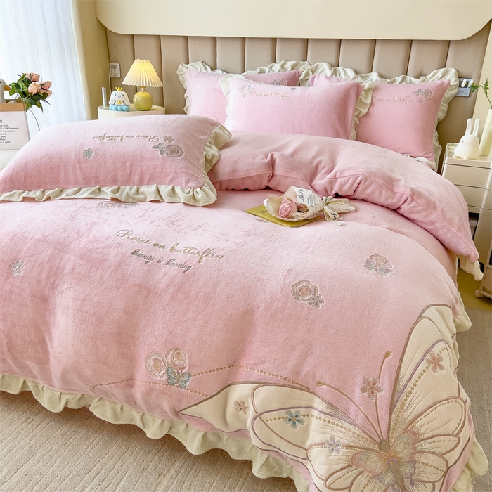 91家纺网 家纺一手货源 找家纺 曲之慕 2025新款韩版牛奶绒花朵贴布绣四件套 蝶舞-少女粉