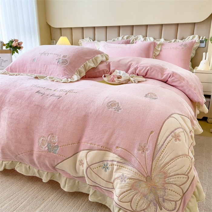 91家纺网 家纺一手货源 找家纺 曲之慕 2025新款韩版牛奶绒花朵贴布绣四件套 蝶舞-少女粉