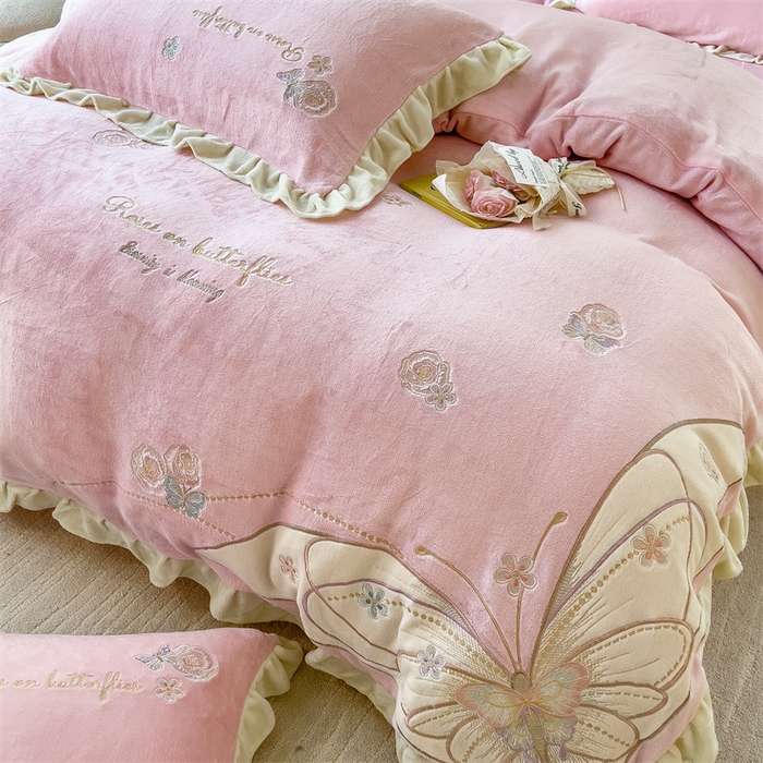 91家纺网 家纺一手货源 找家纺 曲之慕 2025新款韩版牛奶绒花朵贴布绣四件套 蝶舞-少女粉