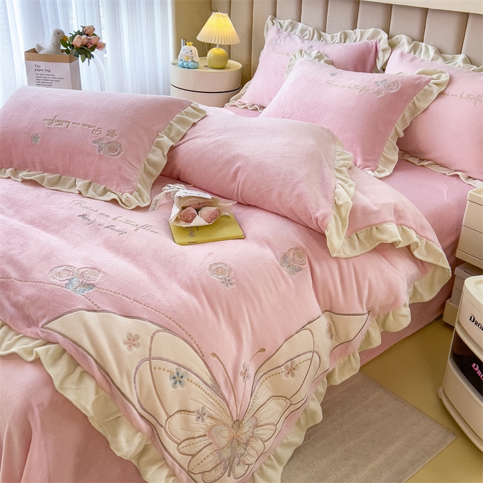 91家纺网 家纺一手货源 找家纺 曲之慕 2025新款韩版牛奶绒花朵贴布绣四件套 蝶舞-少女粉