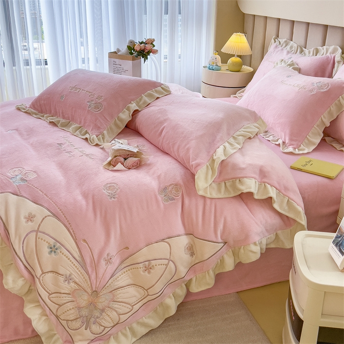 91家纺网 家纺一手货源 找家纺 曲之慕 2025新款韩版牛奶绒花朵贴布绣四件套 蝶舞-少女粉