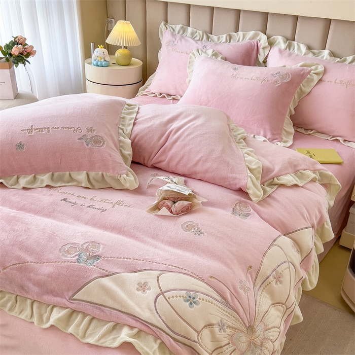 91家纺网 家纺一手货源 找家纺 曲之慕 2025新款韩版牛奶绒花朵贴布绣四件套 蝶舞-少女粉