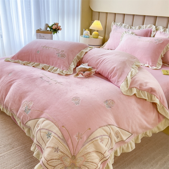 91家纺网 家纺一手货源 找家纺 曲之慕 2025新款韩版牛奶绒花朵贴布绣四件套 蝶舞-少女粉