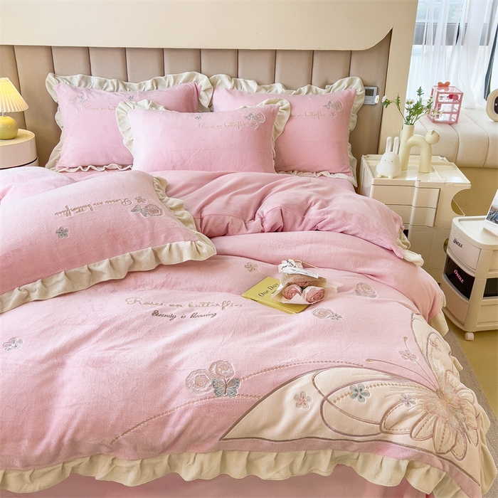 91家纺网 家纺一手货源 找家纺 曲之慕 2025新款韩版牛奶绒花朵贴布绣四件套 蝶舞-少女粉