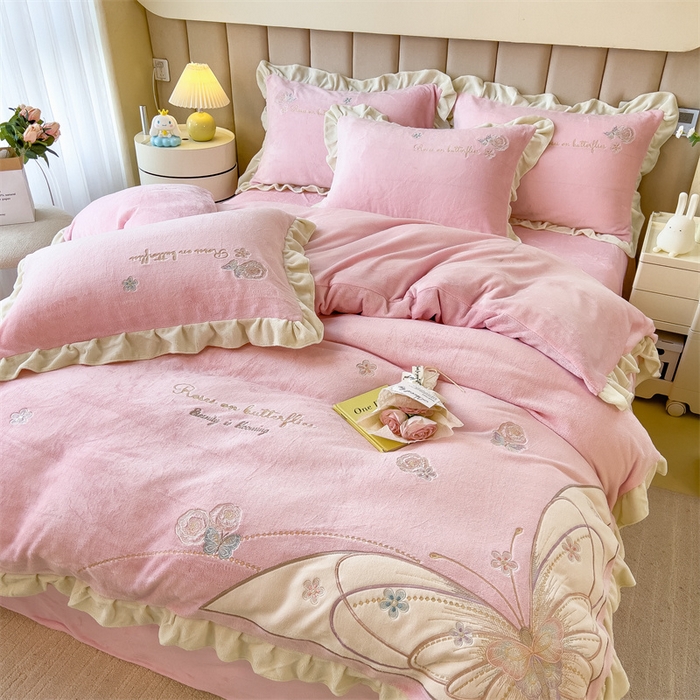 91家纺网 家纺一手货源 找家纺 曲之慕 2025新款韩版牛奶绒花朵贴布绣四件套 蝶舞-少女粉