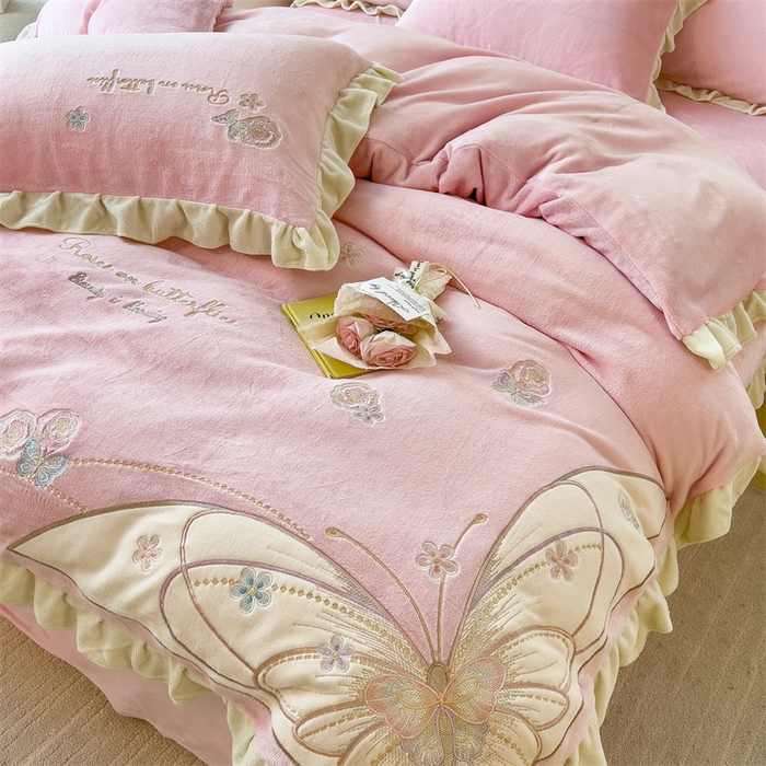 91家纺网 家纺一手货源 找家纺 曲之慕 2025新款韩版牛奶绒花朵贴布绣四件套 蝶舞-少女粉