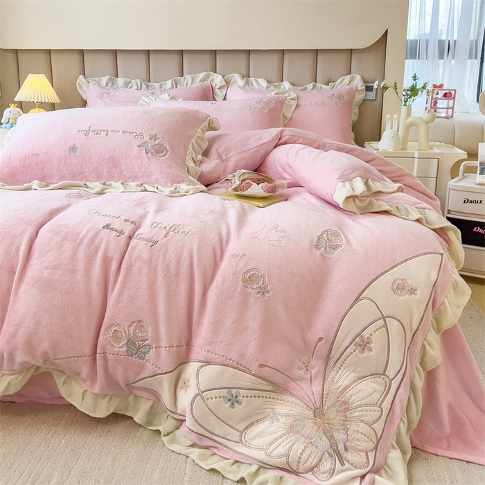 91家纺网 家纺一手货源 找家纺 曲之慕 2025新款韩版牛奶绒花朵贴布绣四件套 蝶舞-少女粉