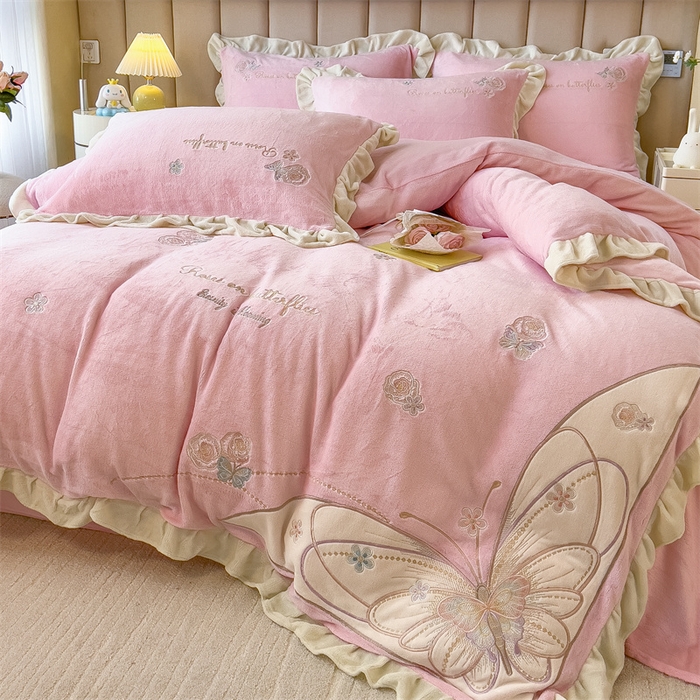 91家纺网 家纺一手货源 找家纺 曲之慕 2025新款韩版牛奶绒花朵贴布绣四件套 蝶舞-少女粉