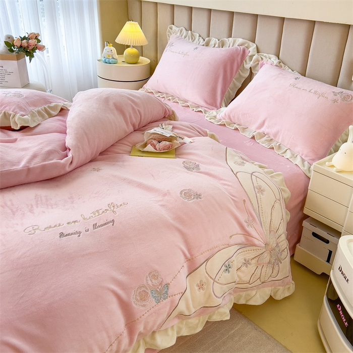 91家纺网 家纺一手货源 找家纺 曲之慕 2025新款韩版牛奶绒花朵贴布绣四件套 蝶舞-少女粉