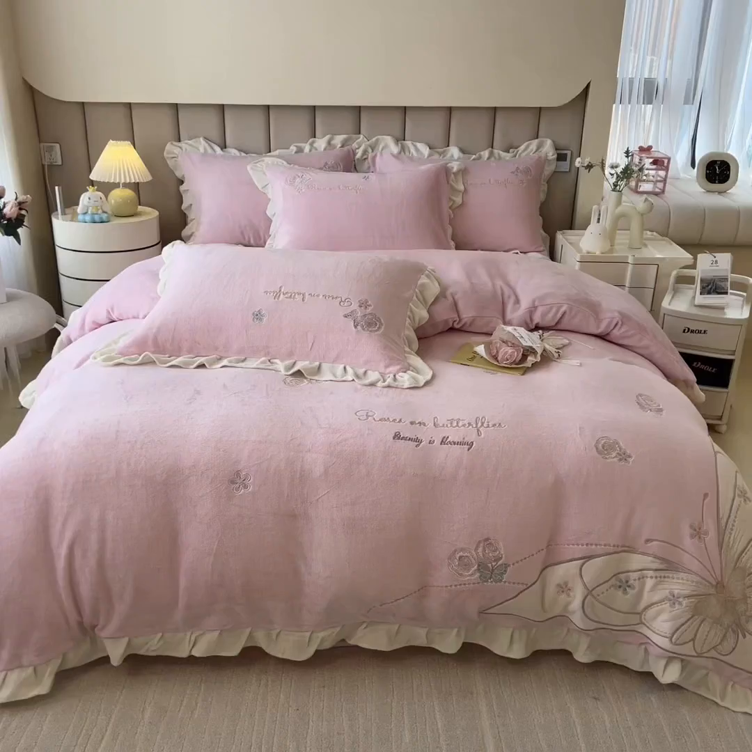 91家纺网 家纺一手货源 找家纺 曲之慕 2025新款韩版牛奶绒花朵贴布绣四件套 蝶舞-少女粉