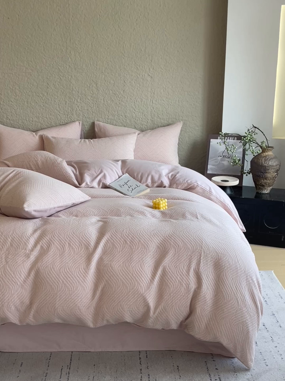 91家纺网 家纺一手货源 找家纺 琪格格纺织 2025新款全棉纯棉轻奢肌理感简约大提花加厚磨毛四件套 纳兰-粉玉