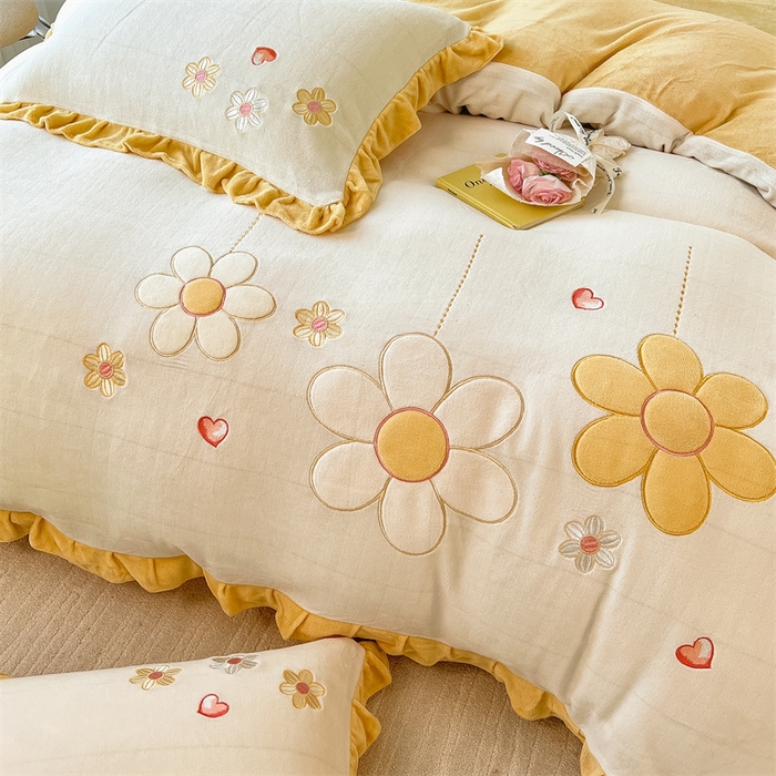 91家纺网 家纺一手货源 找家纺 曲之慕 2025新款韩版牛奶绒花朵贴布绣四件套 花朵-奶油白