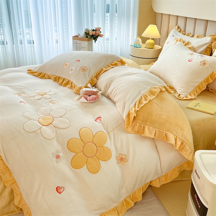 91家纺网 家纺一手货源 找家纺 曲之慕 2025新款韩版牛奶绒花朵贴布绣四件套 花朵-奶油白