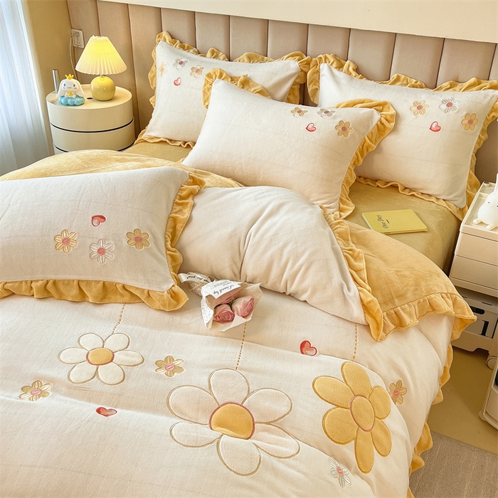 91家纺网 家纺一手货源 找家纺 曲之慕 2025新款韩版牛奶绒花朵贴布绣四件套 花朵-奶油白