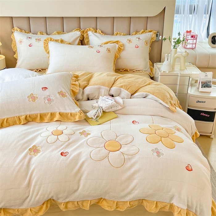 91家纺网 家纺一手货源 找家纺 曲之慕 2025新款韩版牛奶绒花朵贴布绣四件套 花朵-奶油白