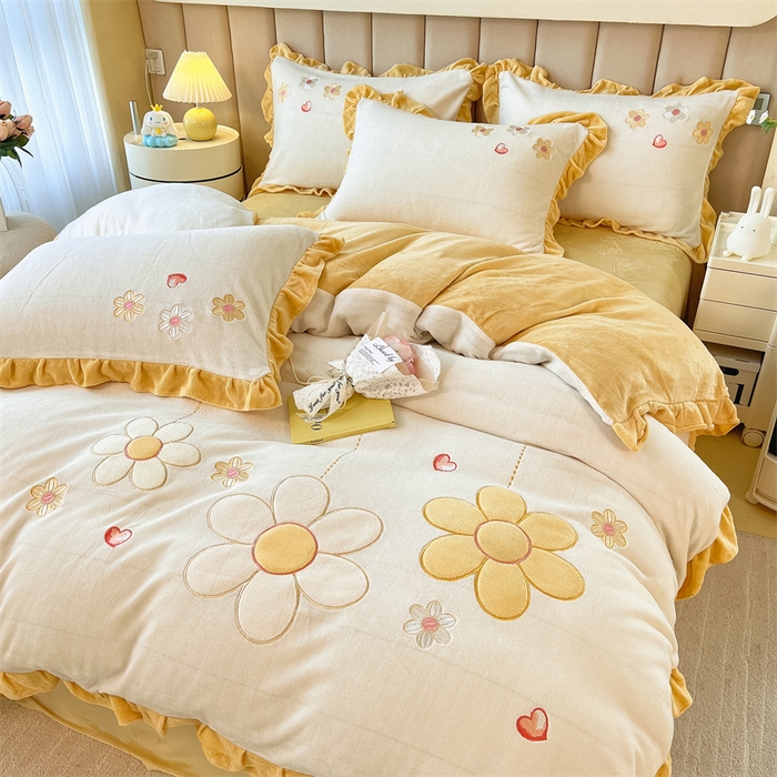 91家纺网 家纺一手货源 找家纺 曲之慕 2025新款韩版牛奶绒花朵贴布绣四件套 花朵-奶油白