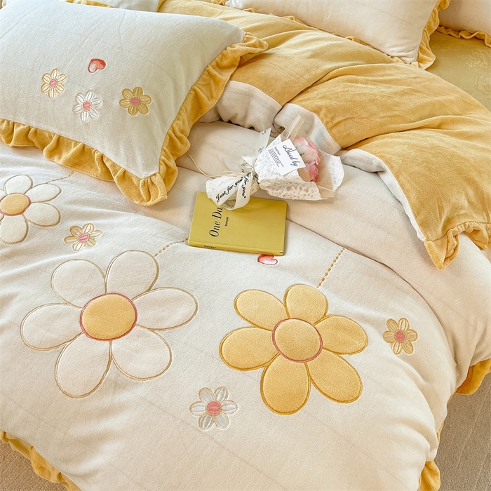 91家纺网 家纺一手货源 找家纺 曲之慕 2025新款韩版牛奶绒花朵贴布绣四件套 花朵-奶油白