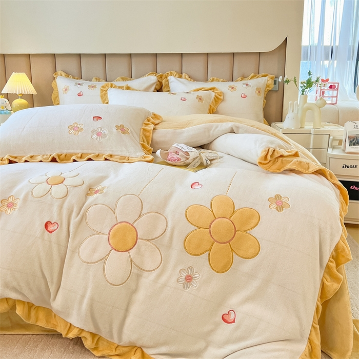 91家纺网 家纺一手货源 找家纺 曲之慕 2025新款韩版牛奶绒花朵贴布绣四件套 花朵-奶油白