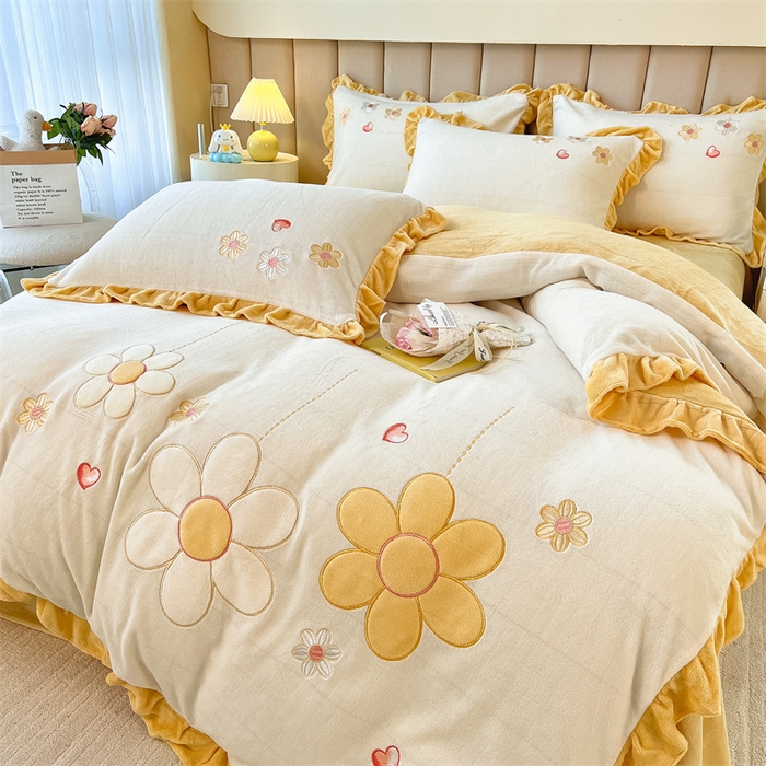 91家纺网 家纺一手货源 找家纺 曲之慕 2025新款韩版牛奶绒花朵贴布绣四件套 花朵-奶油白