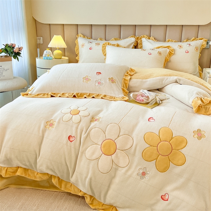 91家纺网 家纺一手货源 找家纺 曲之慕 2025新款韩版牛奶绒花朵贴布绣四件套 花朵-奶油白