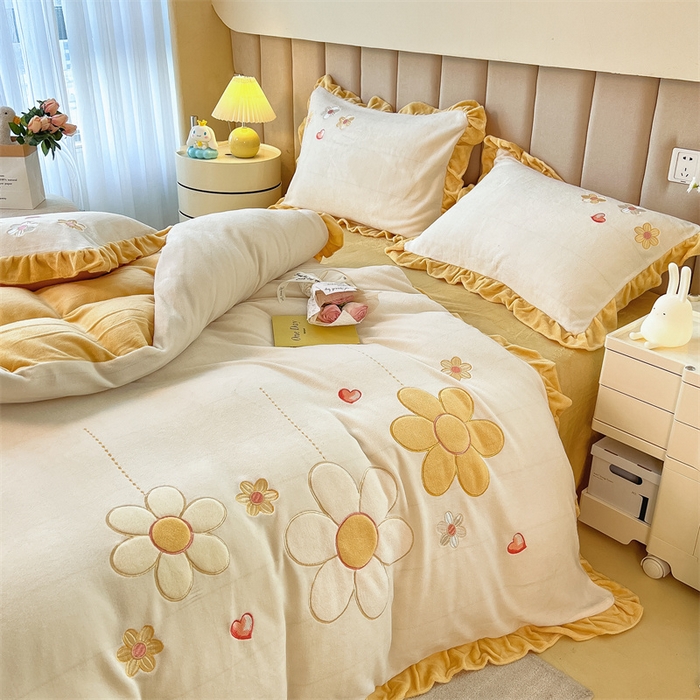 91家纺网 家纺一手货源 找家纺 曲之慕 2025新款韩版牛奶绒花朵贴布绣四件套 花朵-奶油白