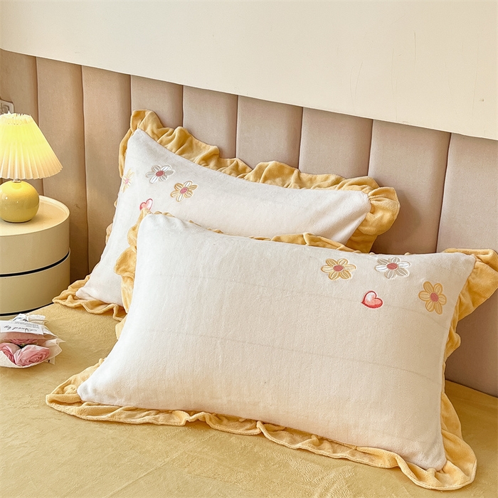 91家纺网 家纺一手货源 找家纺 曲之慕 2025新款韩版牛奶绒花朵贴布绣四件套 花朵-奶油白