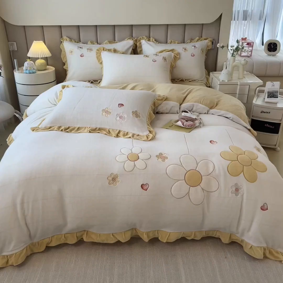 91家纺网 家纺一手货源 找家纺 曲之慕 2025新款韩版牛奶绒花朵贴布绣四件套 花朵-奶油白