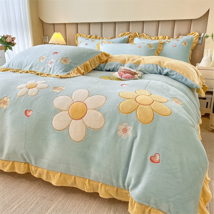 91家纺网 家纺一手货源 找家纺 曲之慕 2025新款韩版牛奶绒花朵贴布绣四件套 花朵-浅蓝