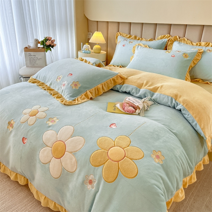 91家纺网 家纺一手货源 找家纺 曲之慕 2025新款韩版牛奶绒花朵贴布绣四件套 花朵-浅蓝