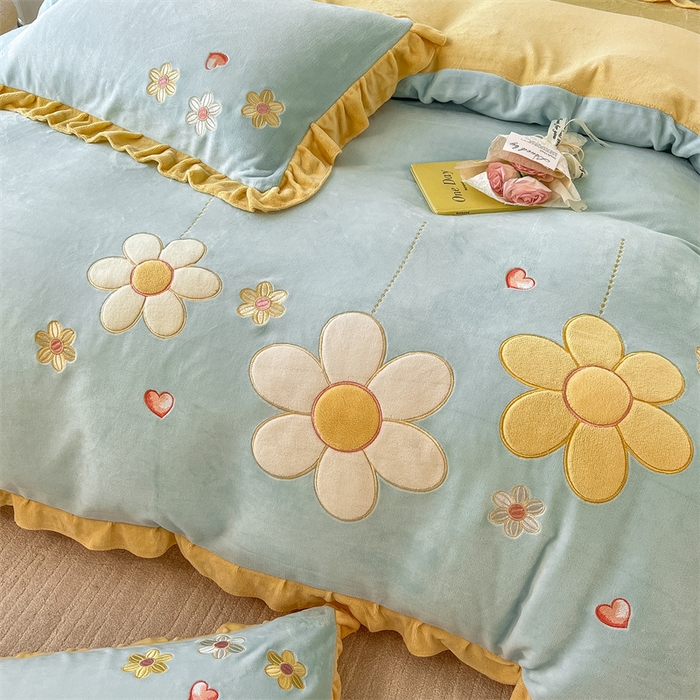 91家纺网 家纺一手货源 找家纺 曲之慕 2025新款韩版牛奶绒花朵贴布绣四件套 花朵-浅蓝