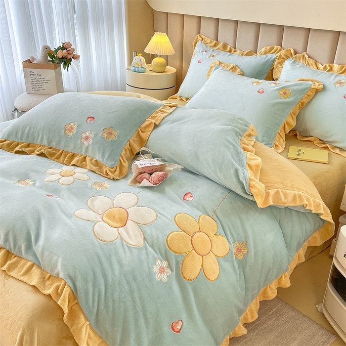 91家纺网 家纺一手货源 找家纺 曲之慕 2025新款韩版牛奶绒花朵贴布绣四件套 花朵-浅蓝