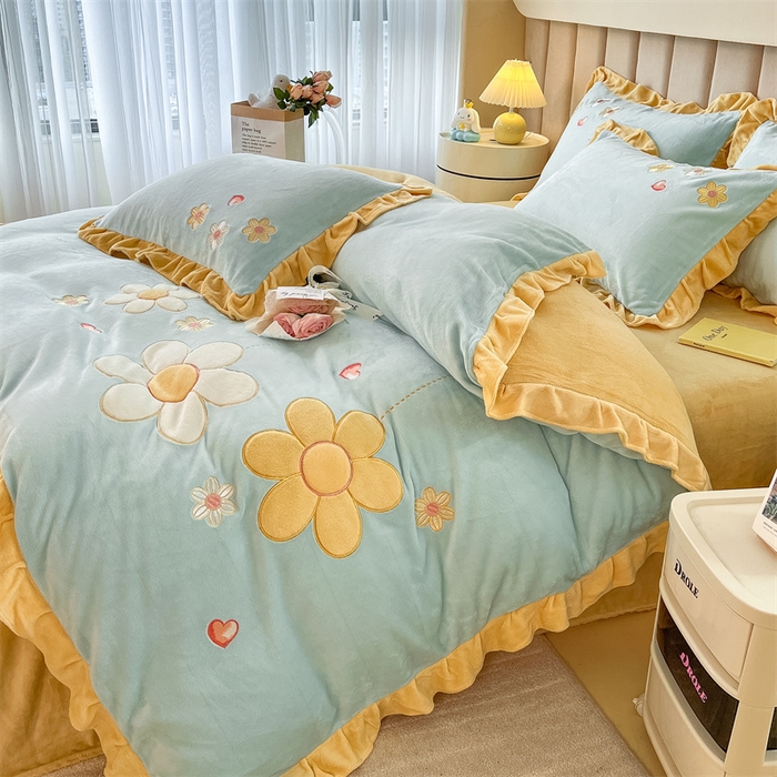 91家纺网 家纺一手货源 找家纺 曲之慕 2025新款韩版牛奶绒花朵贴布绣四件套 花朵-浅蓝