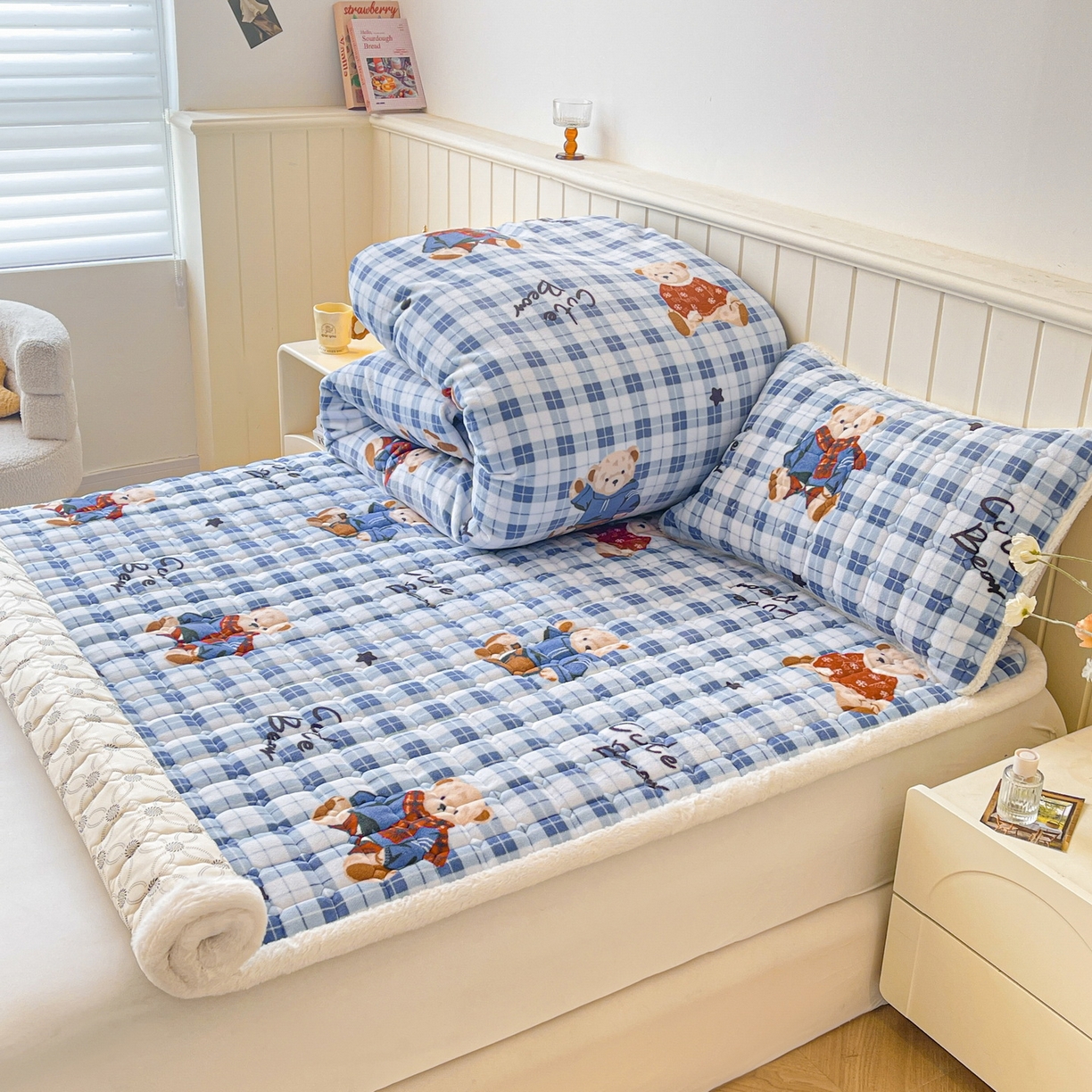 91家纺网 家纺一手货源 找家纺 LIFE.丽芙 2025秋冬新款A类牛奶绒加厚夹棉床褥垫+被套组合四件套 冬日小熊